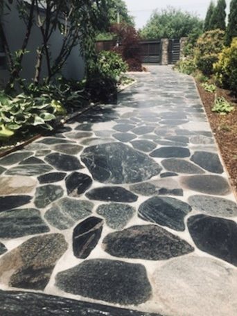 Steinpflaster im Garten. Steinstraße statt Betonpflaster.