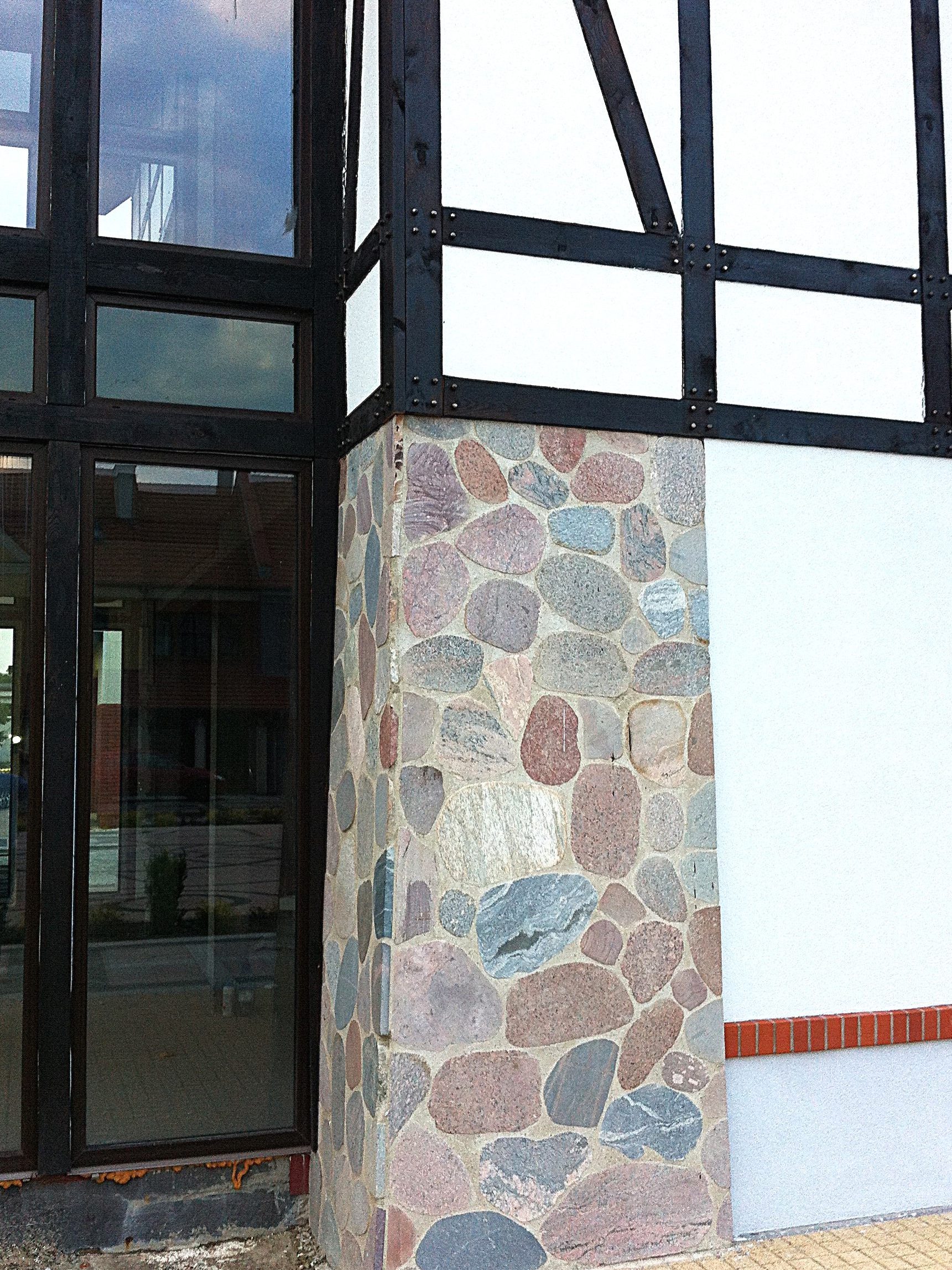 Außen aus Stein. Fassade in Fachwerkbauweise.