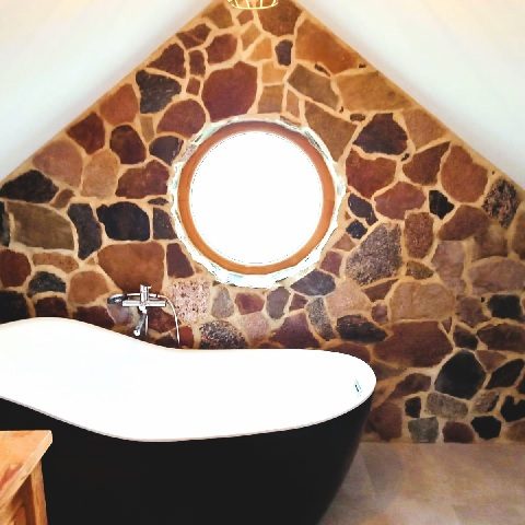 Wandverkleidung aus natürlichem Spaltstein. Interieur mit Charakter. 