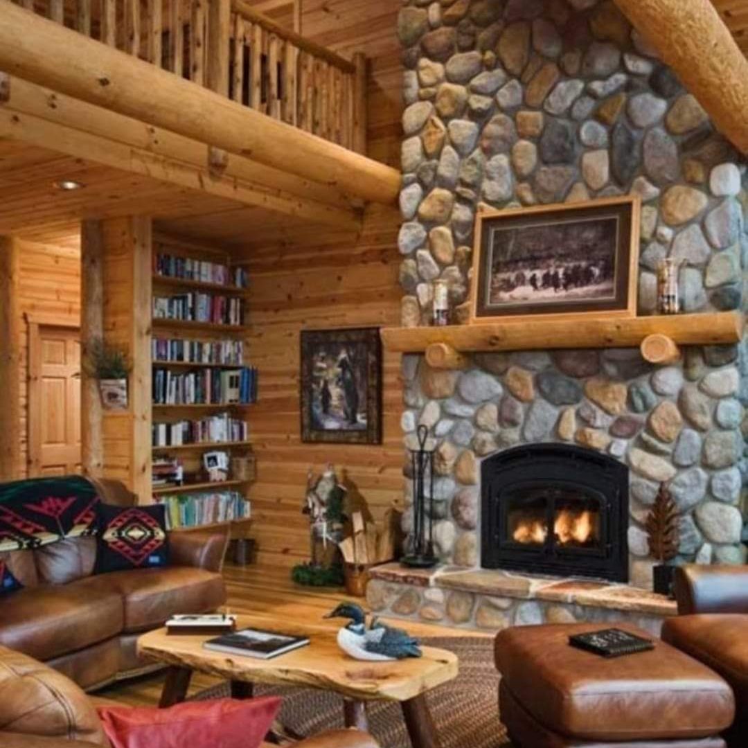 Stilvoller Kamin aus Feldsteinhälften. Atmosphärisches Interieur. 