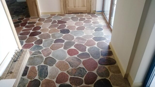 Bodenbelag aus Steinplatten.