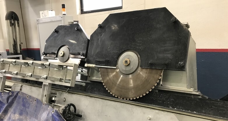 Steinschneiden. Hersteller von geschliffenen Feldsteinen. Präzises Schneiden.