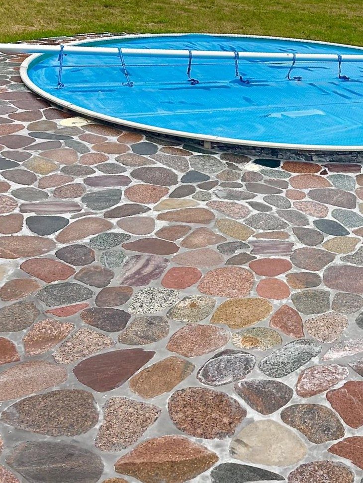 Plac. Basen. Kamienne plastry. Dom z basenem.