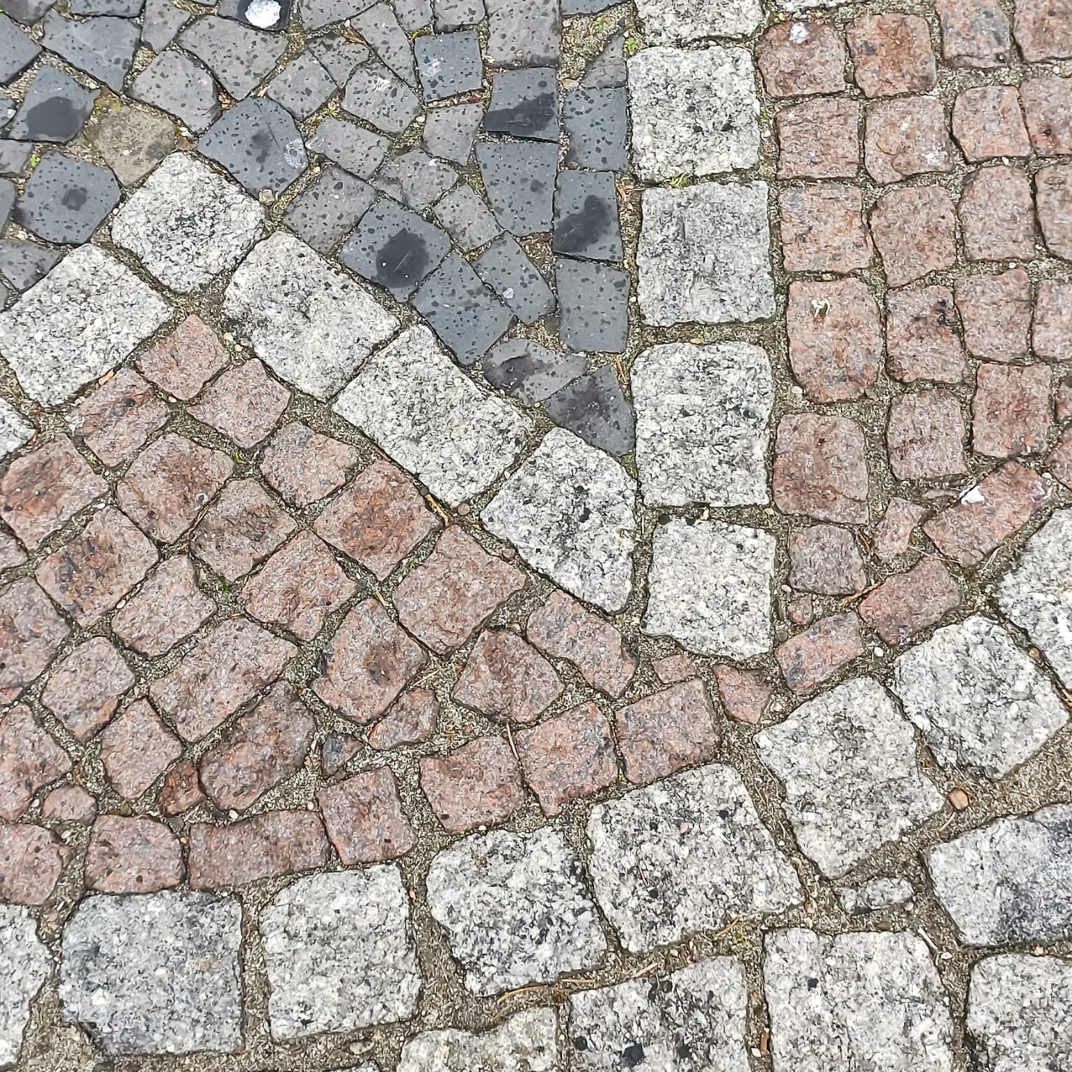 Feldstein-Mosaik. Ein Stück, das in jeder Einrichtung die Blicke auf sich ziehen wird. 